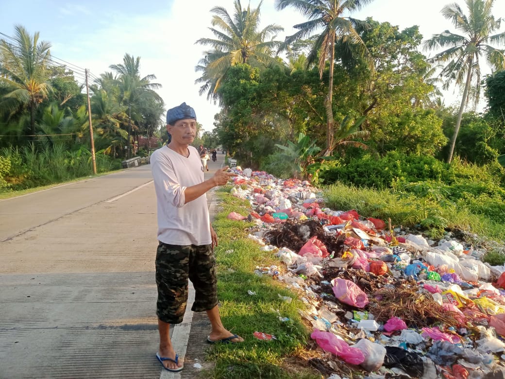 Bau Menyengat Tumpukan Sampah Di Pinggir Jalan Sobang Panimbang Di